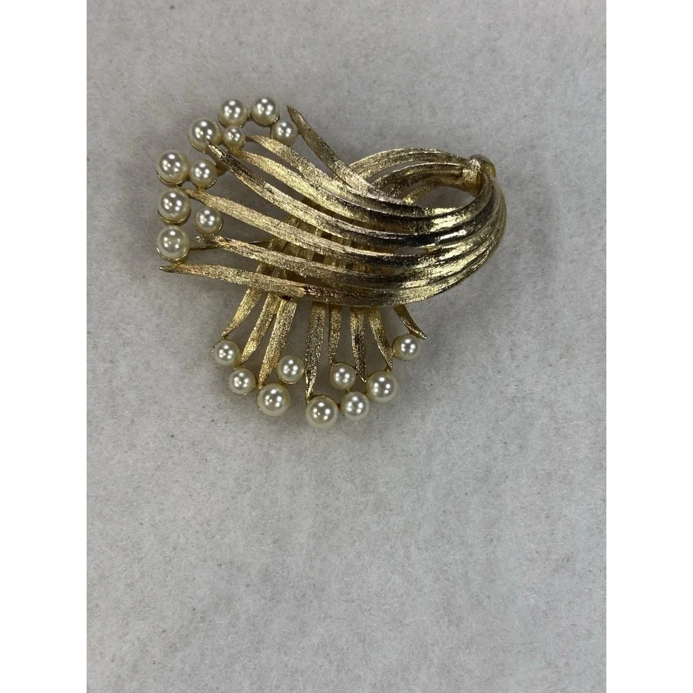 Vintage Lisner Gold Tone Faux Pearl Brooch Pin Classic Glam Occasion Heritage‎